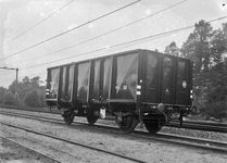 167493 Afbeelding van de kolenwagen nr. 64800 (type GTMW (serie NS 63701-66540) van de N.S. op het emplacement te Maarn.